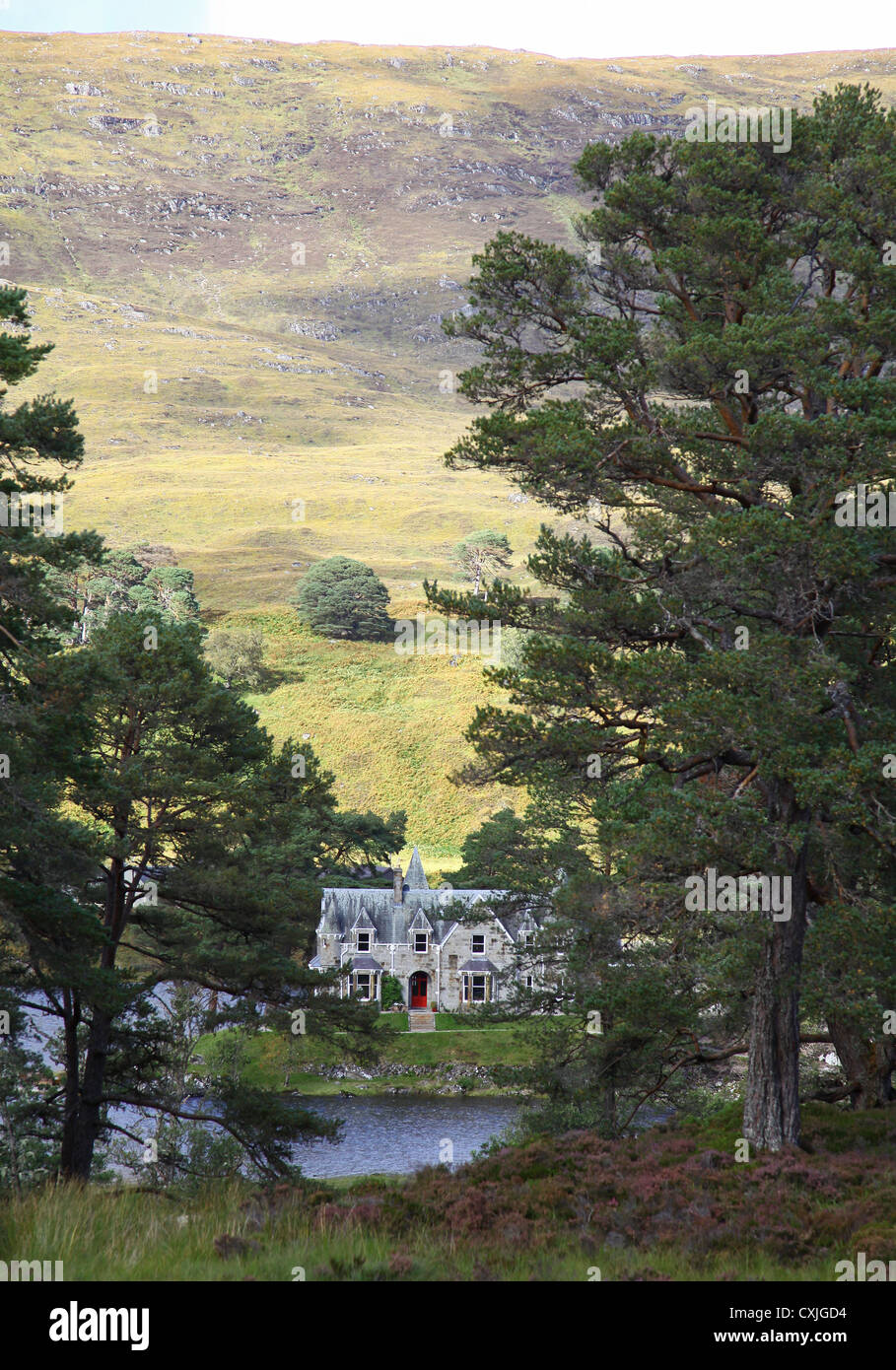Affric Lodge on Loch Affric Glen Affric Scottish Highlands Scotland UK Banque D'Images