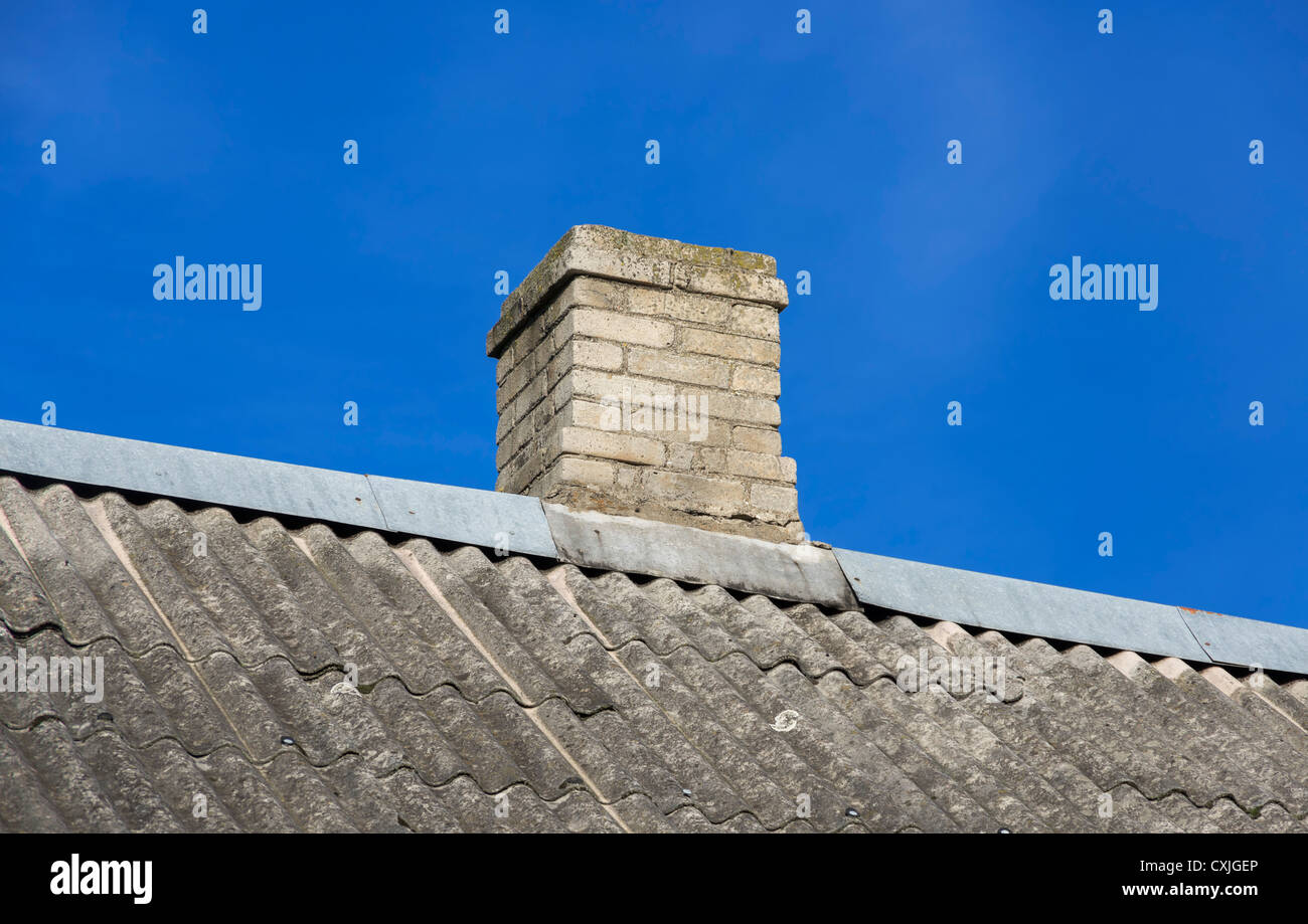 Tuile de toit avec une cheminée en brique blanche Banque D'Images