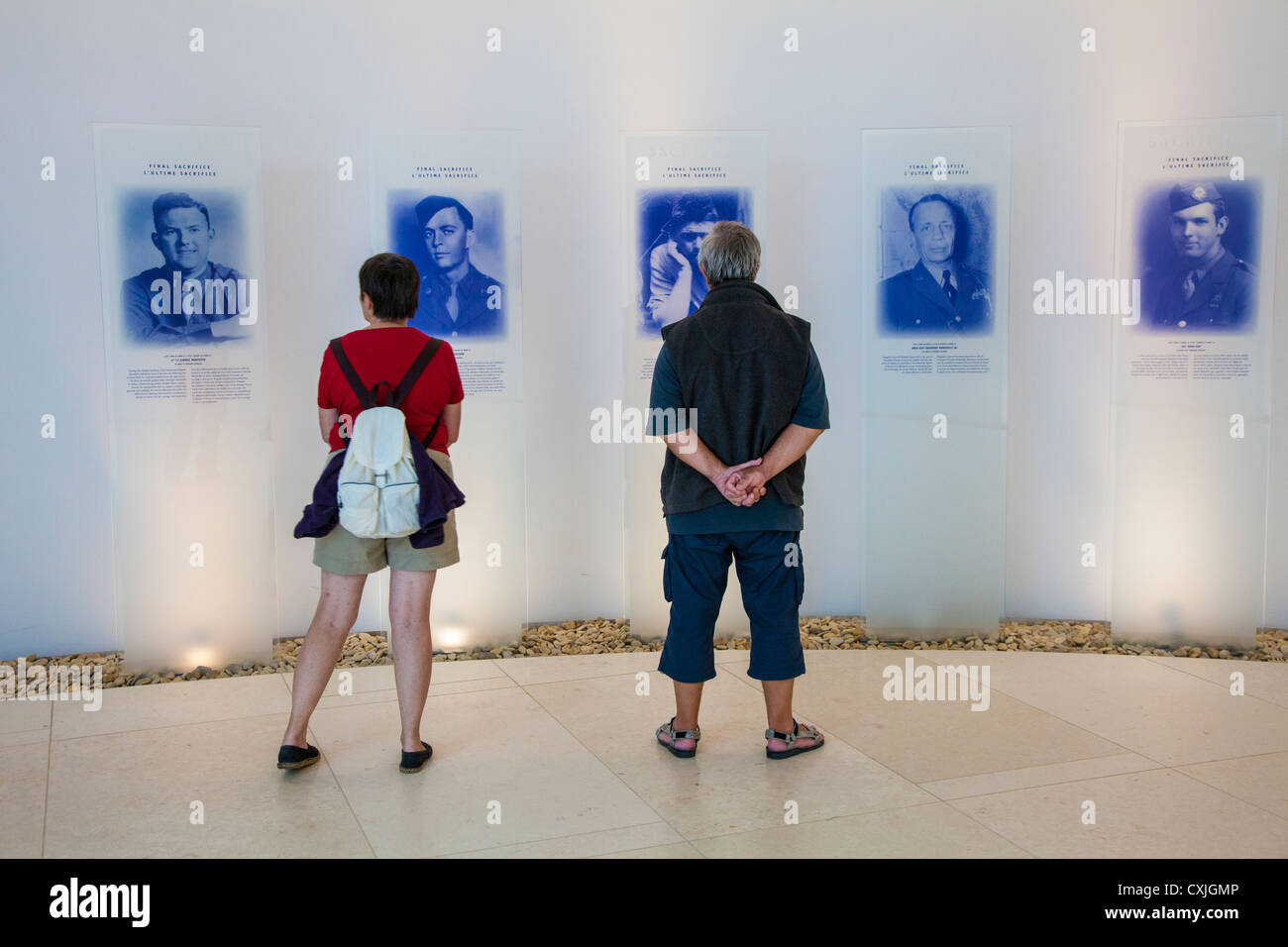 Les gens l'affichage de la Seconde Guerre mondiale permanente exposition à la Normandie cimetière américain de Colleville-sur-Mer, Normandie, France Banque D'Images