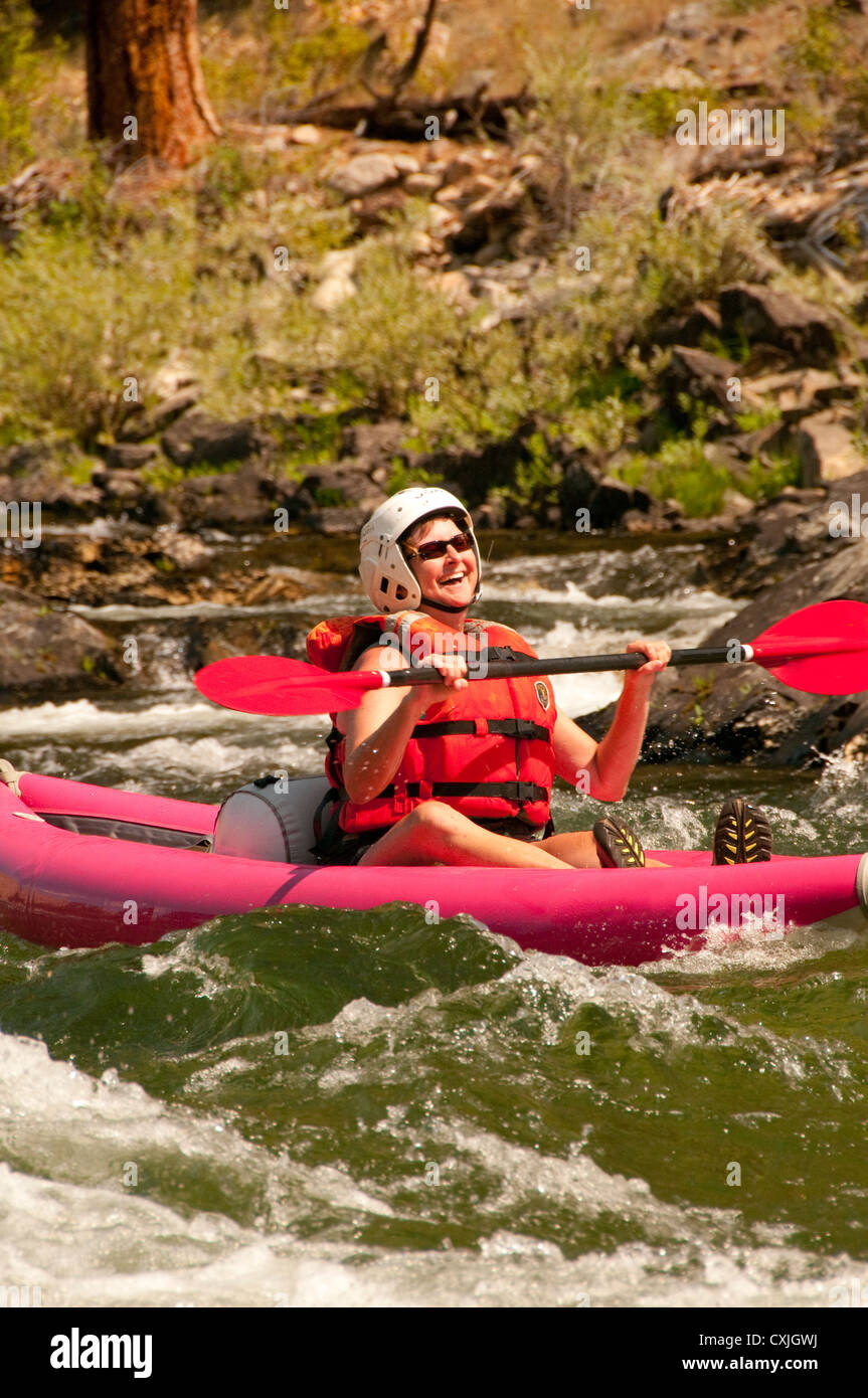 Woman having fun rafting et kayak au confluent de la rivière Salmon, California, USA Banque D'Images