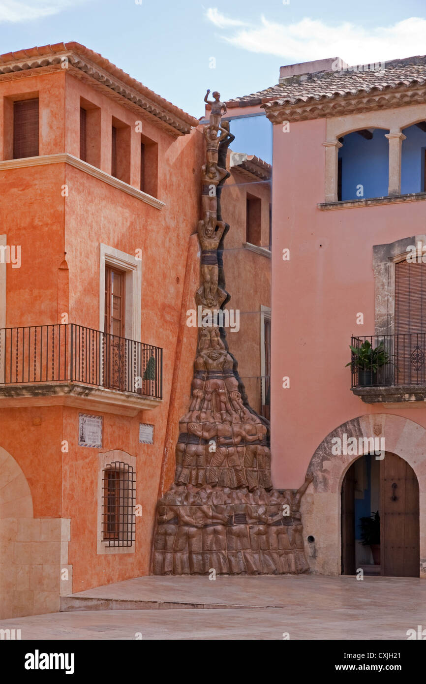 Monument représentant un Castell (tour) au coin de la place principale, altafulla, Espagne Banque D'Images