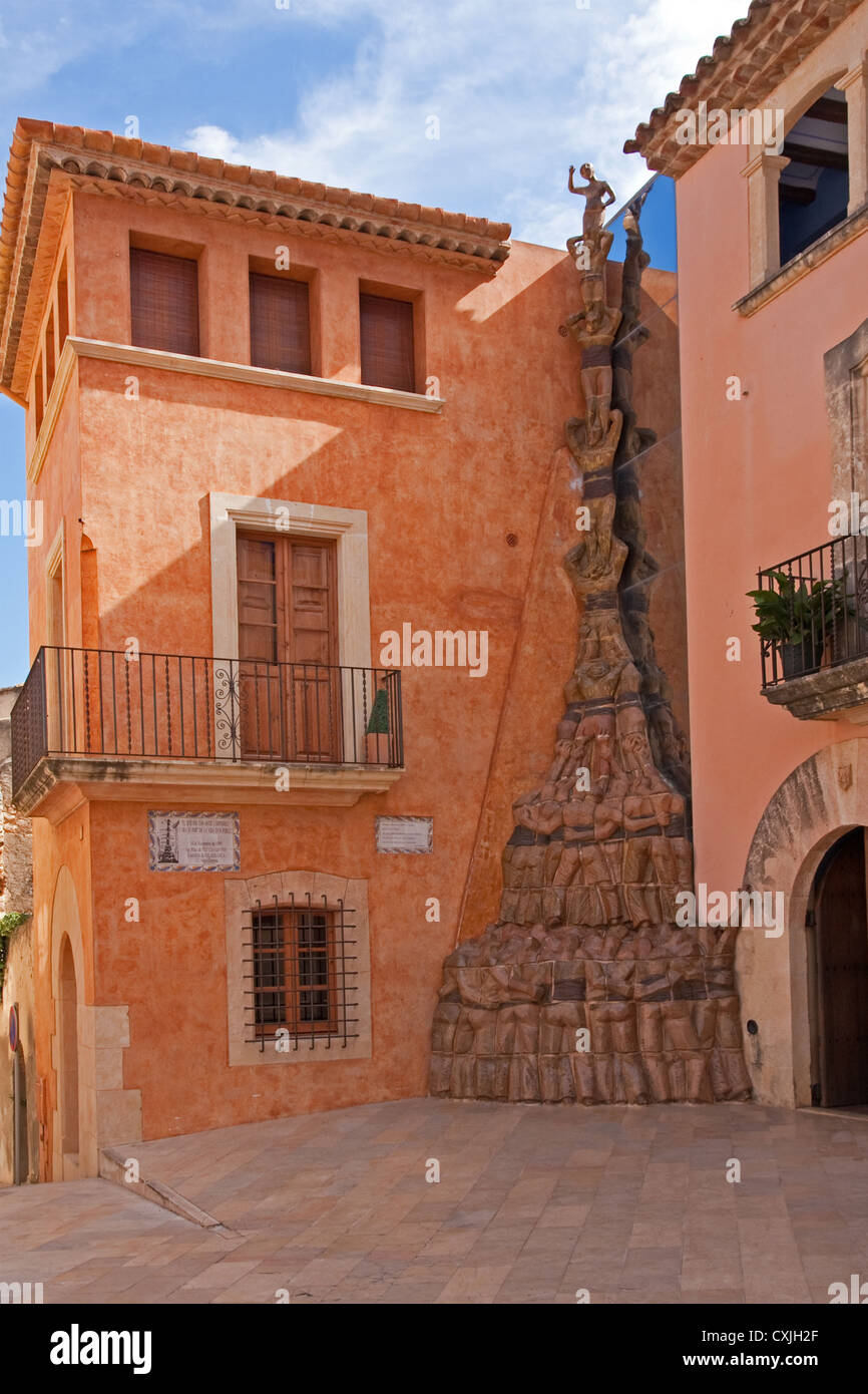 Monument représentant un Castell (tour) au coin de la place principale, altafulla, Espagne Banque D'Images
