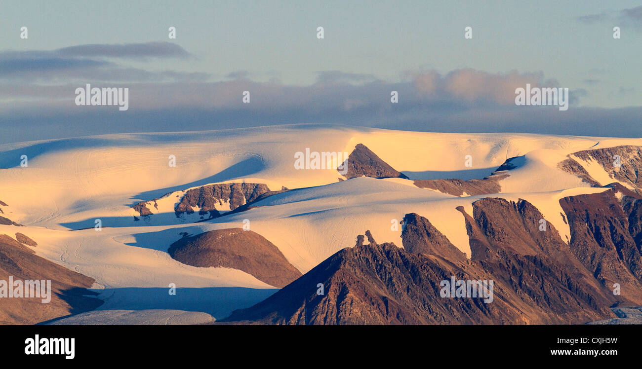 Les glaciers descendent du détroit de Jones à partir de la côte nord de l'île Devon dans l'Arctique. Nunavut, Canada. Banque D'Images