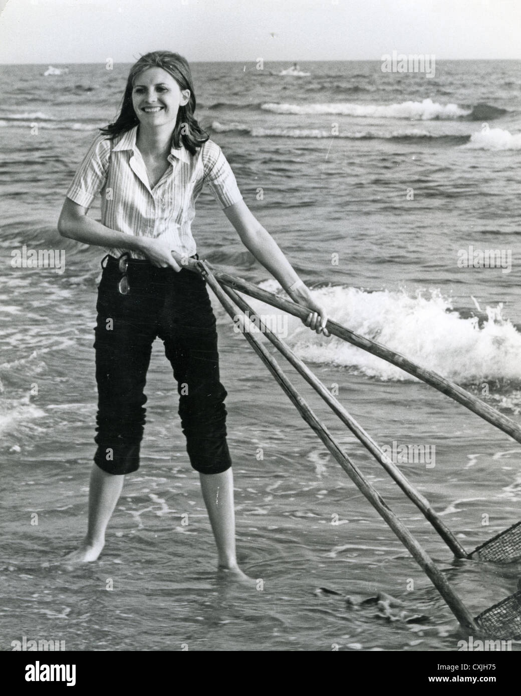 SANDIE SHAW la chanteuse pop britannique à San Remo pour le Festival de la Chanson 1966 avec un filet de pêche de joue Banque D'Images
