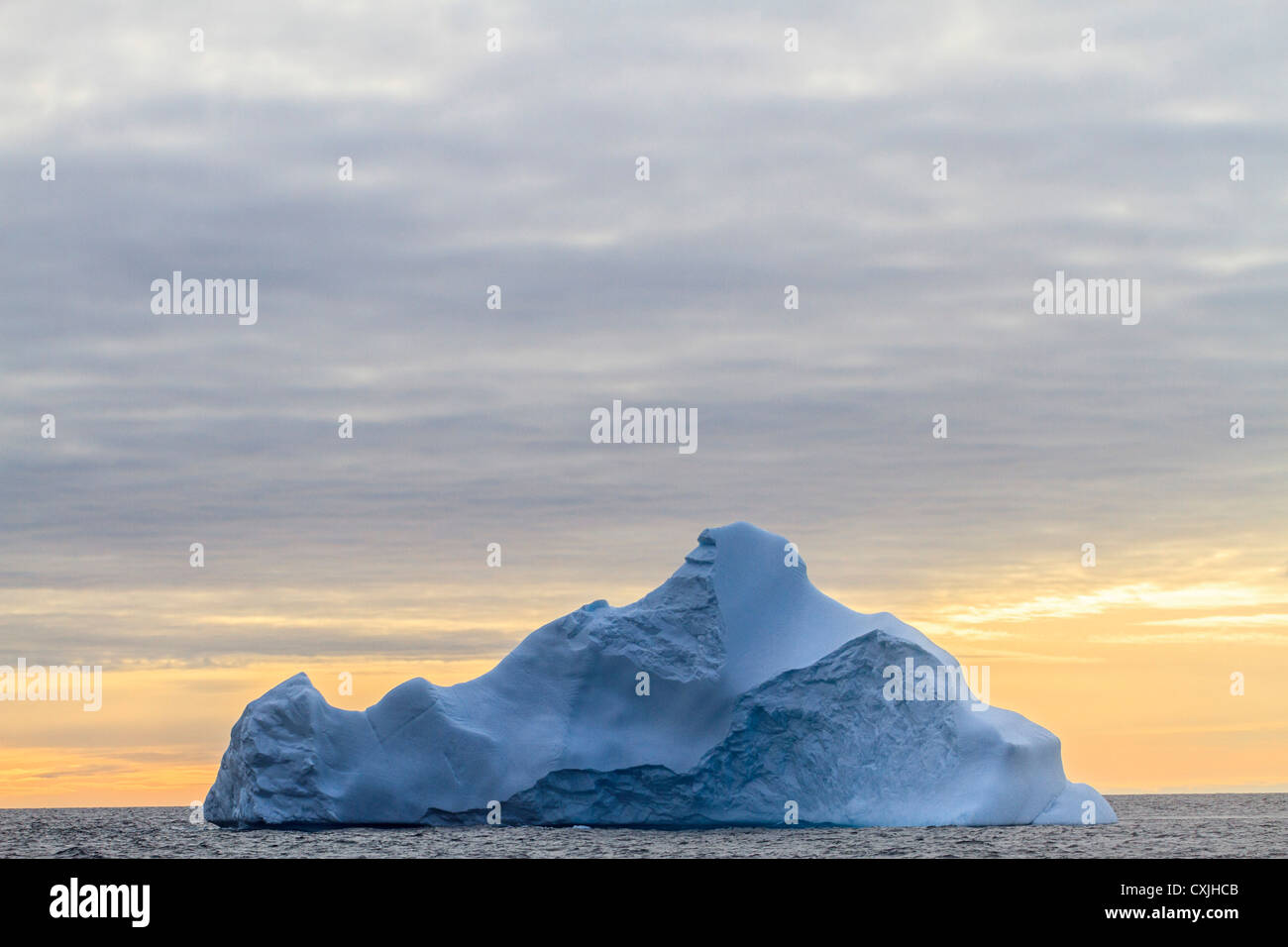 Iceberg au coucher du soleil dans les eaux au large de la côte nord-ouest du Groenland Banque D'Images