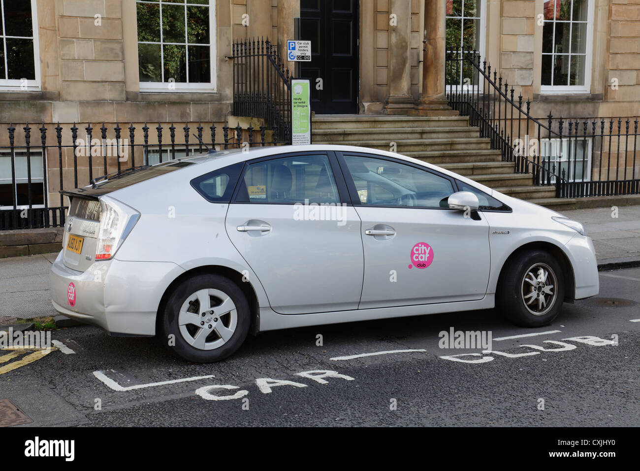 Toyota Prius dans un parking de Glasgow City car Club, Blythswood Square, centre-ville de Glasgow, Écosse, Royaume-Uni Banque D'Images