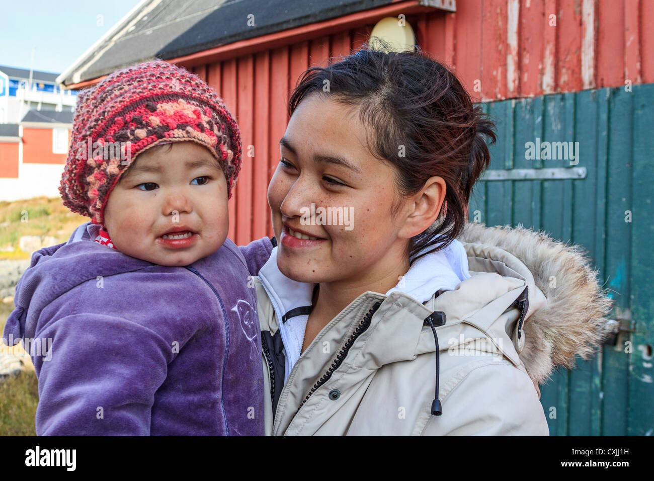 Jeune Mere Et Son Bebe Inuit Girl A Itilleq Un Village De 80 Inuits Sur La Cote Sud Ouest Du Groenland Photo Stock Alamy