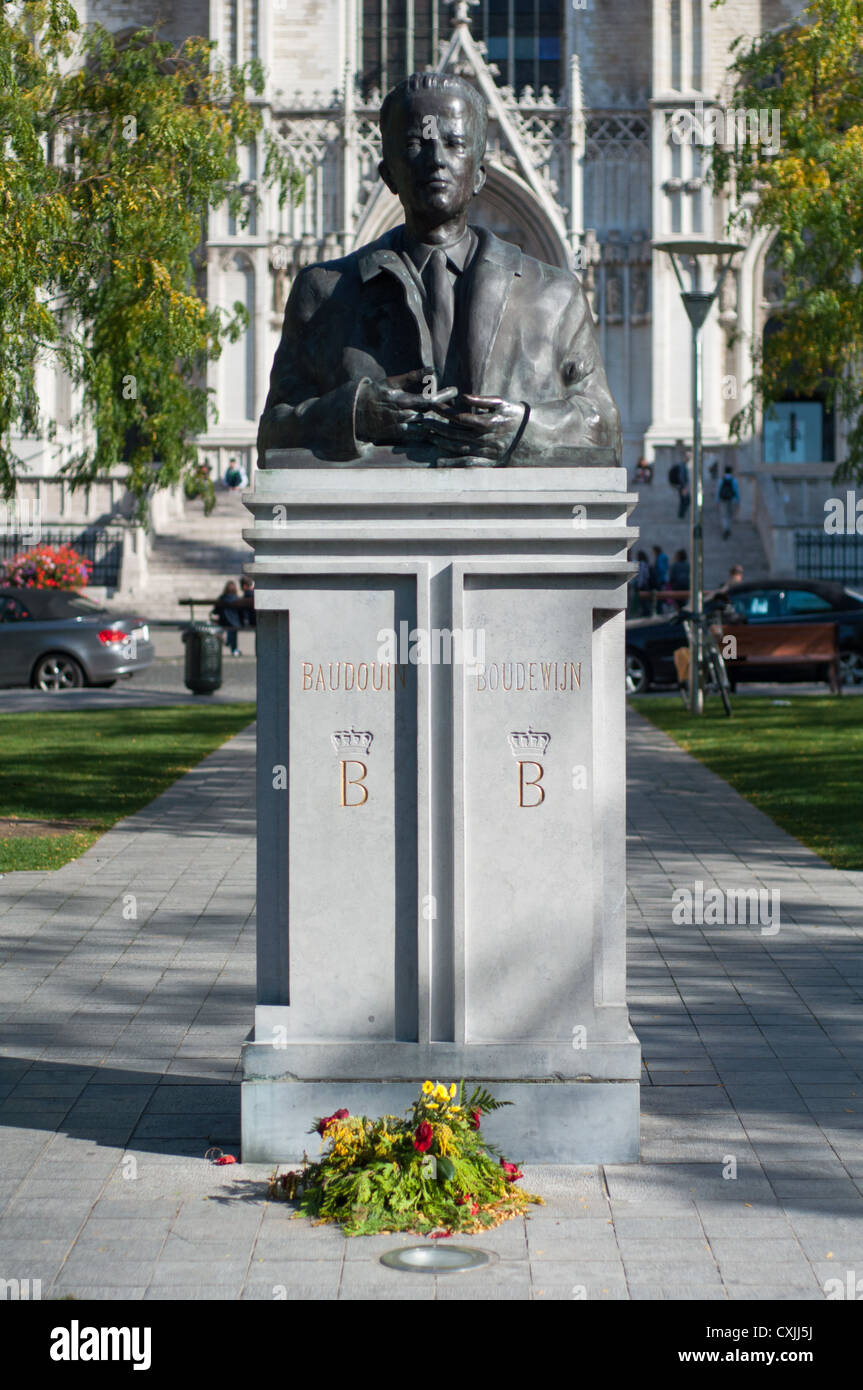 Buste et statue du Roi Baudouin à Bruxelles, en face de la cathédrale catholique. Banque D'Images