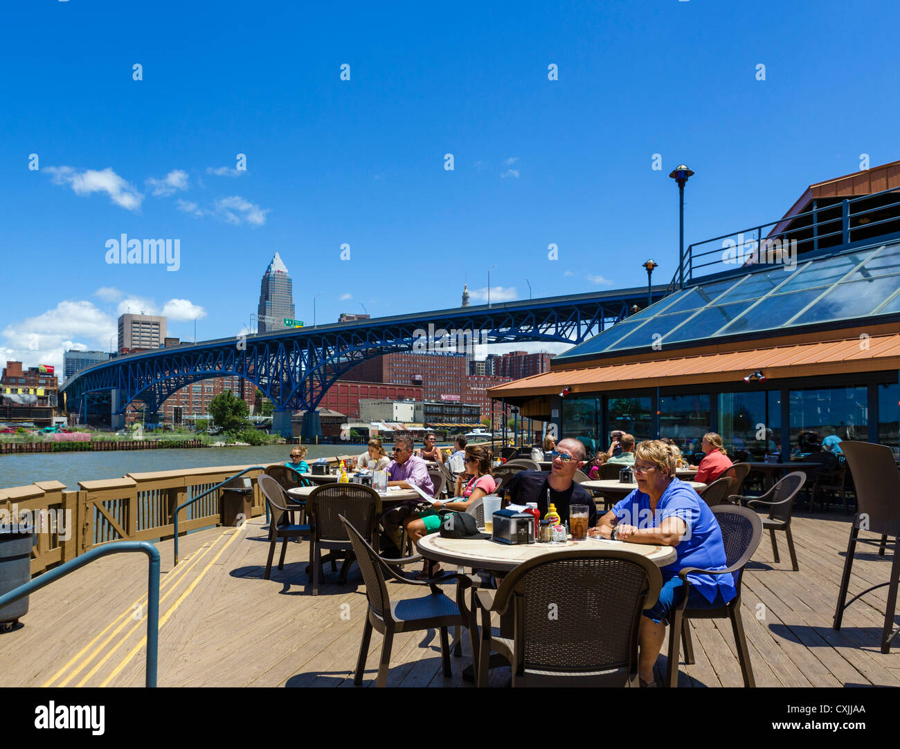 Shooters bar et restaurant sur les rives de la rivière Cuyahoga dans les appartements district, Cleveland, Ohio, USA Banque D'Images