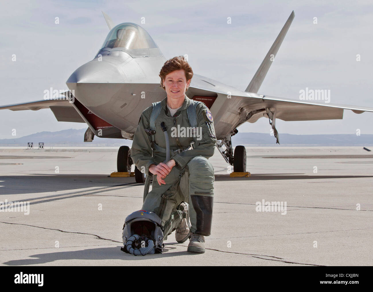 Pilote de l'US Air Force Col. Dawn Dunlop pose devant son F-22 Raptor stealth fighter après son vol à Fidji ou dernier vol sur l'avion le 12 mars 2012 à Edwards Air Force Base en Californie, Edwards. Banque D'Images