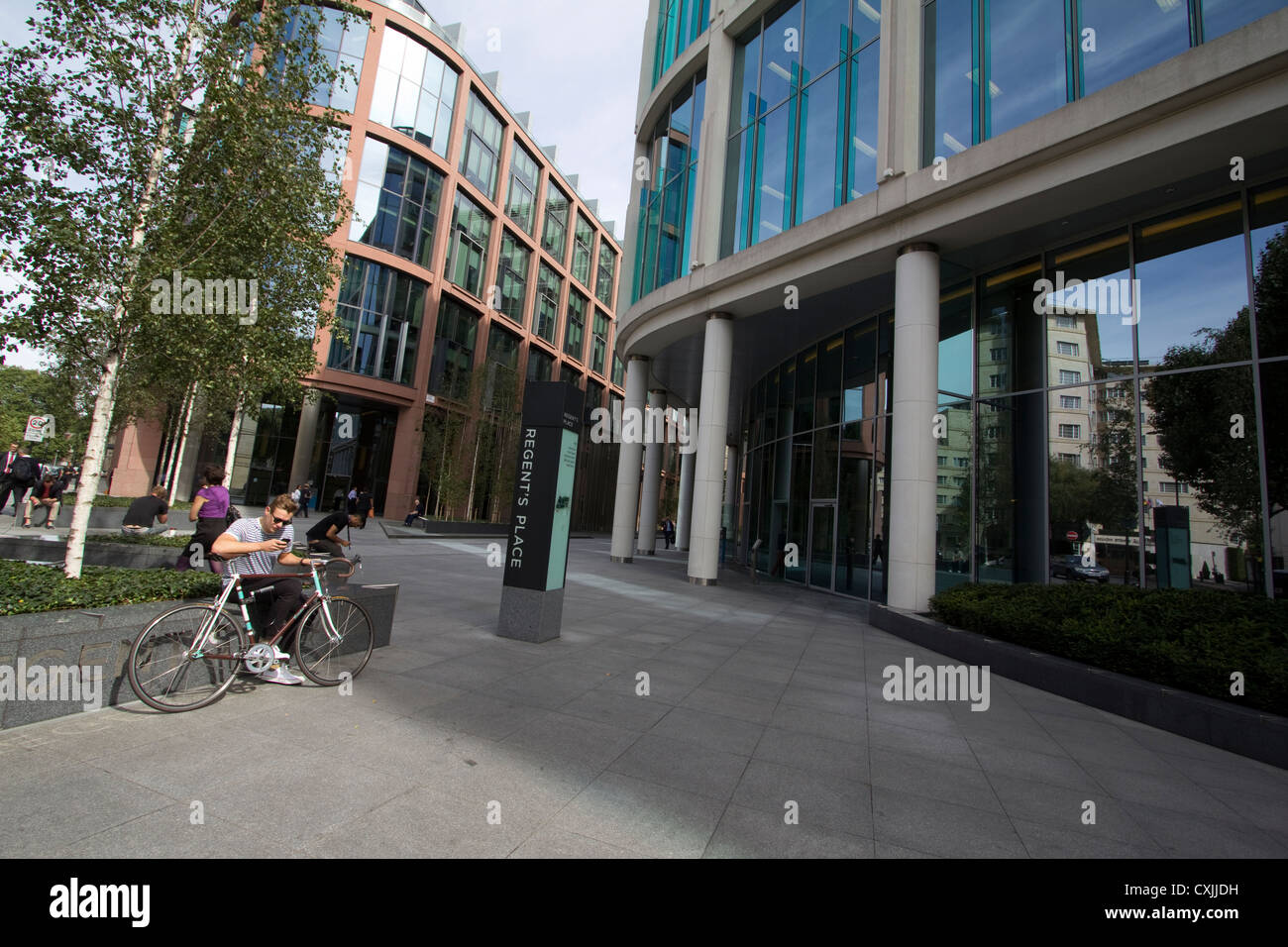 Regent’s place à Londres, Royaume-Uni – un développement moderne à usage mixte combinant des espaces de bureaux, des bâtiments résidentiels, des points de vente au détail et des installations d’art public, reflétant le design urbain contemporain et la vie d’entreprise dans le centre de Londres Banque D'Images