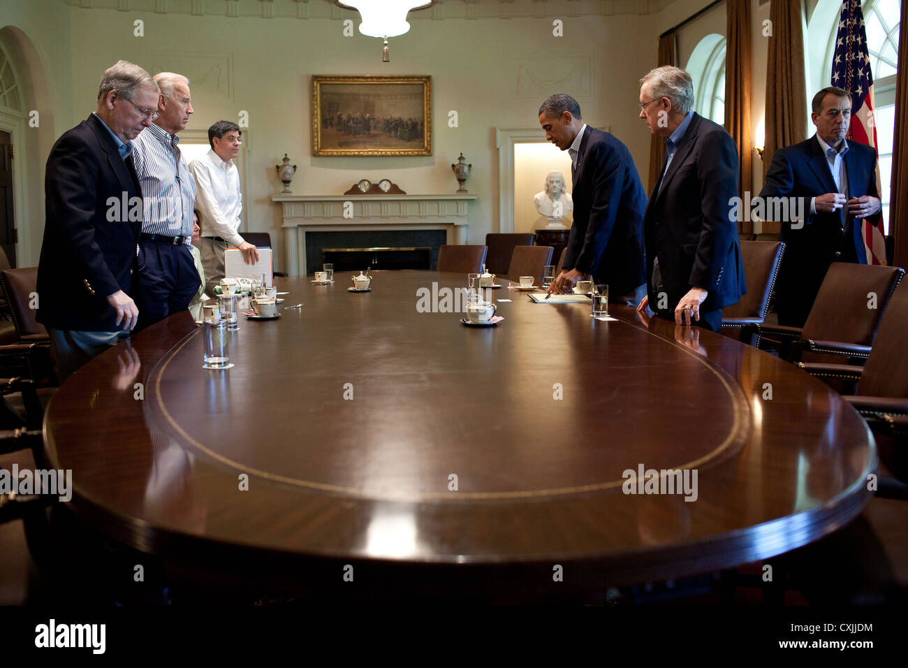 Le président américain Barack Obama et le Vice-président Joe Biden rencontrer des dirigeants du Congrès le 23 juillet 2011 dans la salle du Cabinet de la Maison Blanche pour discuter des efforts pour trouver une approche équilibrée quant à la limite d'endettement et de la réduction du déficit. Sur la photo, de gauche, sont : le leader de l'opposition au Sénat Mitch McConnell, chef de la minorité de la Chambre Nancy Pelosi, Directeur de l'OMB Jack Lew, leader démocrate au Sénat Harry Reid, et la présidente de la Chambre John Boehner. Banque D'Images