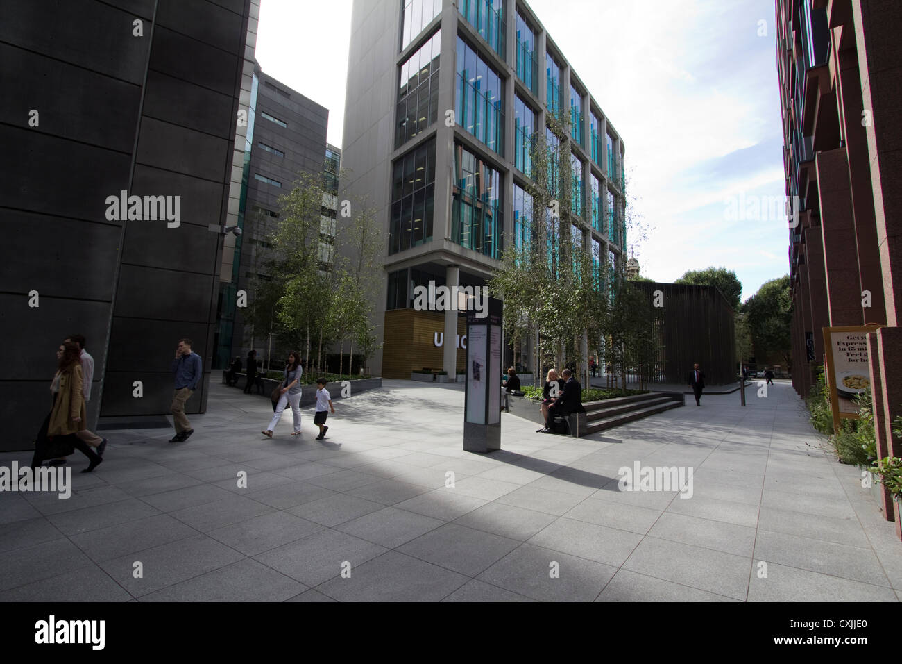 Regent’s place à Londres, Royaume-Uni – un développement moderne à usage mixte combinant des espaces de bureaux, des bâtiments résidentiels, des points de vente au détail et des installations d’art public, reflétant le design urbain contemporain et la vie d’entreprise dans le centre de Londres Banque D'Images