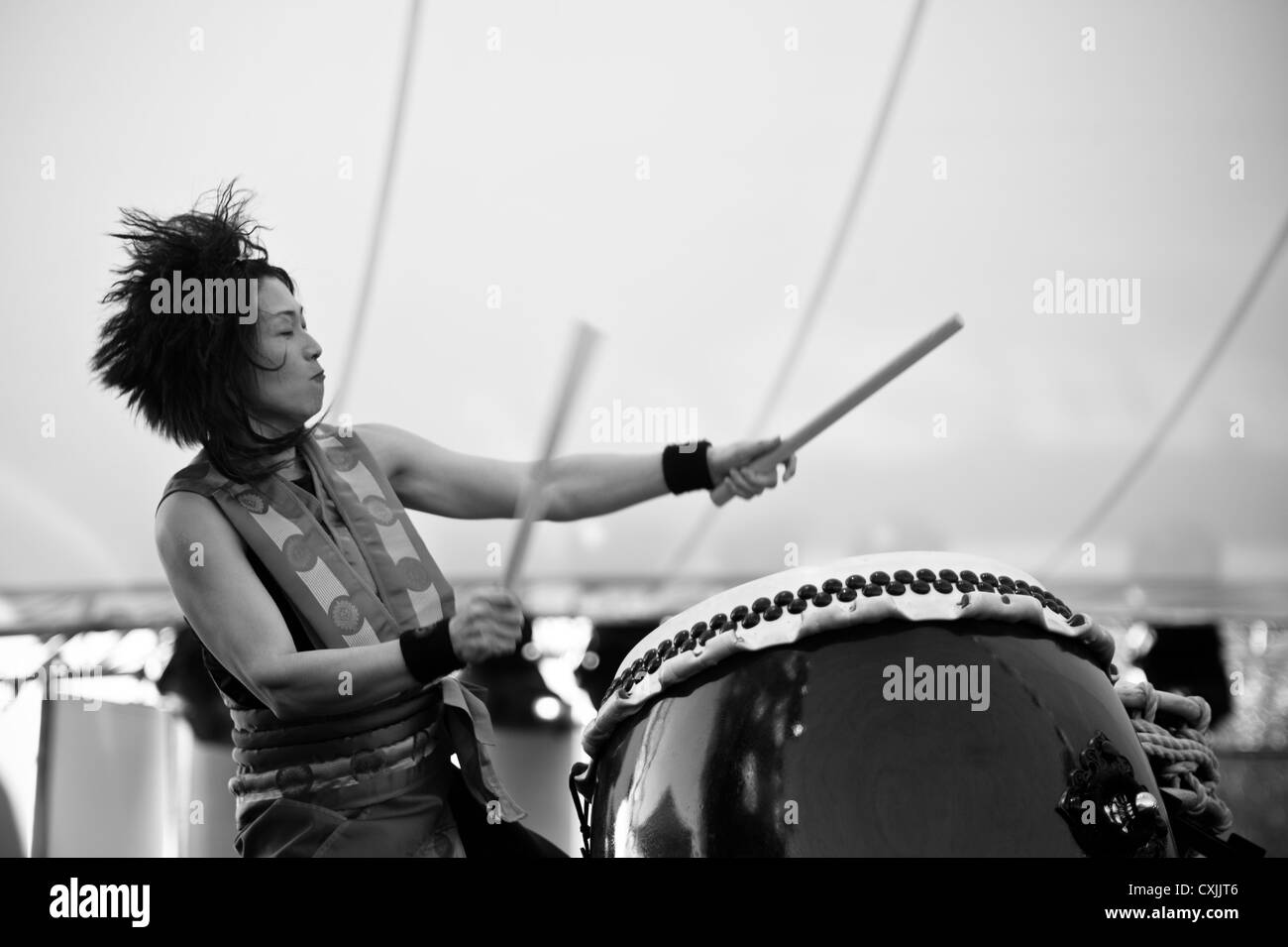 Le Japon Drummer Drumming Yamoto Womadelaide 2010 Festival des Musiques du Monde B & W Droit Banque D'Images