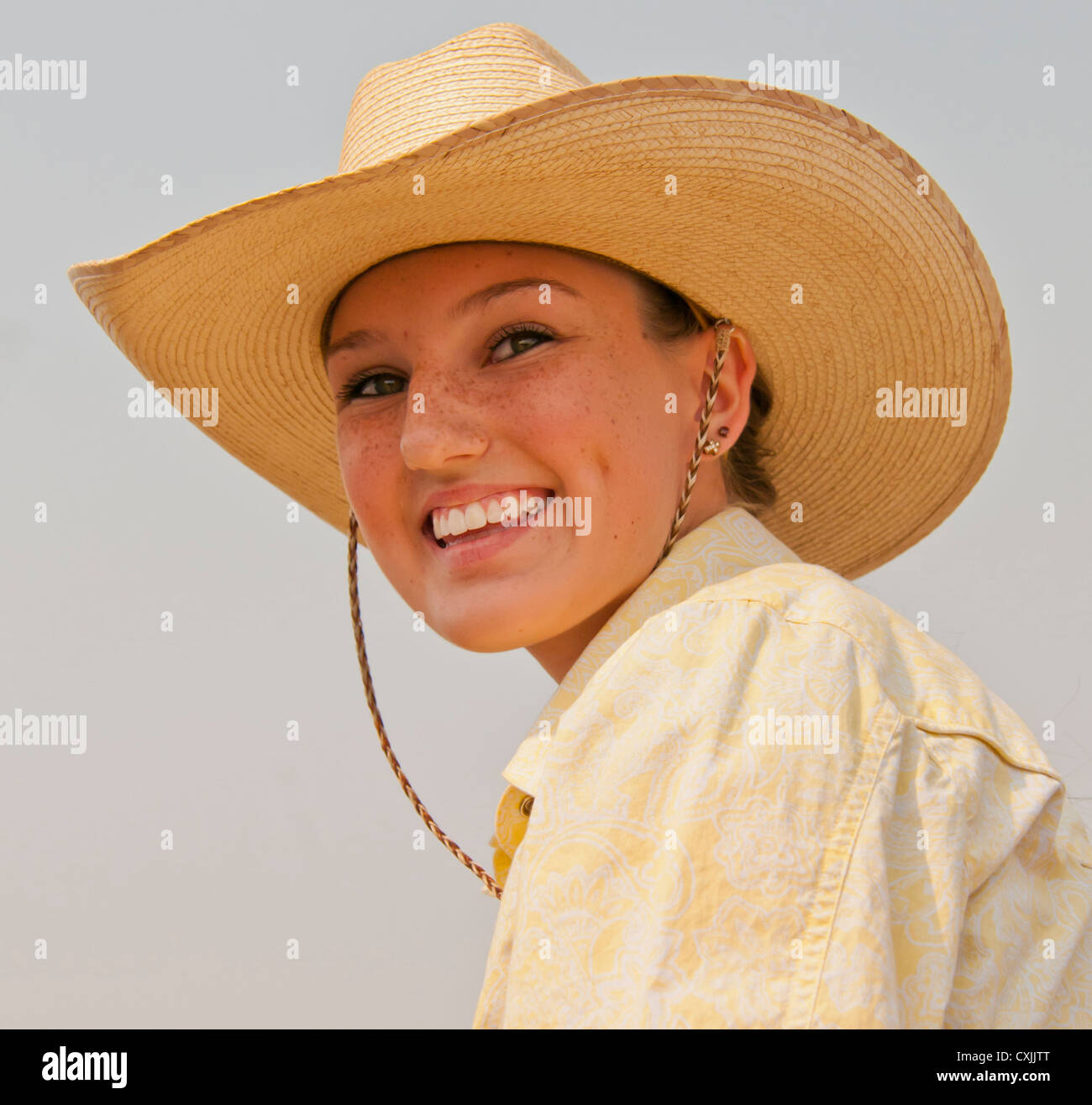 Cowgirl heureux participant bénéficiant des Rodeo, Bruneau, California, USA Banque D'Images