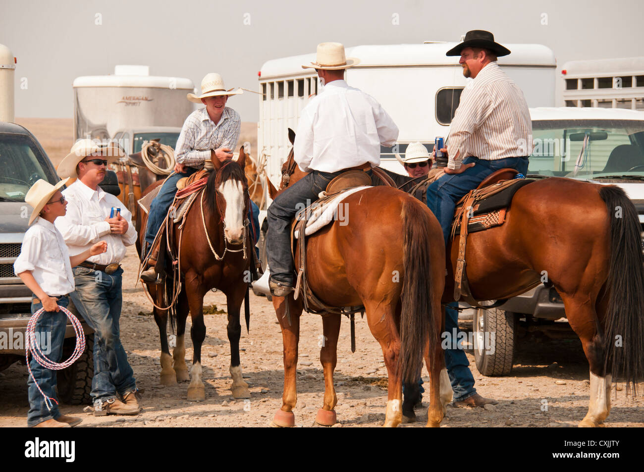 Cowboys sur les chevaux étant prêt pour le rodéo, Bruneau, California, USA Banque D'Images