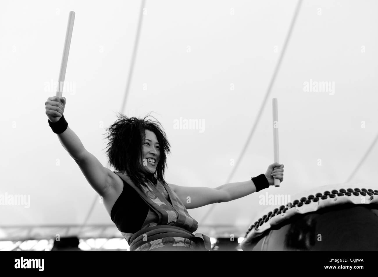 Le Japon Drummer Drumming Yamoto Womadelaide 2010 Festival des musiques du monde noir et blanc Banque D'Images
