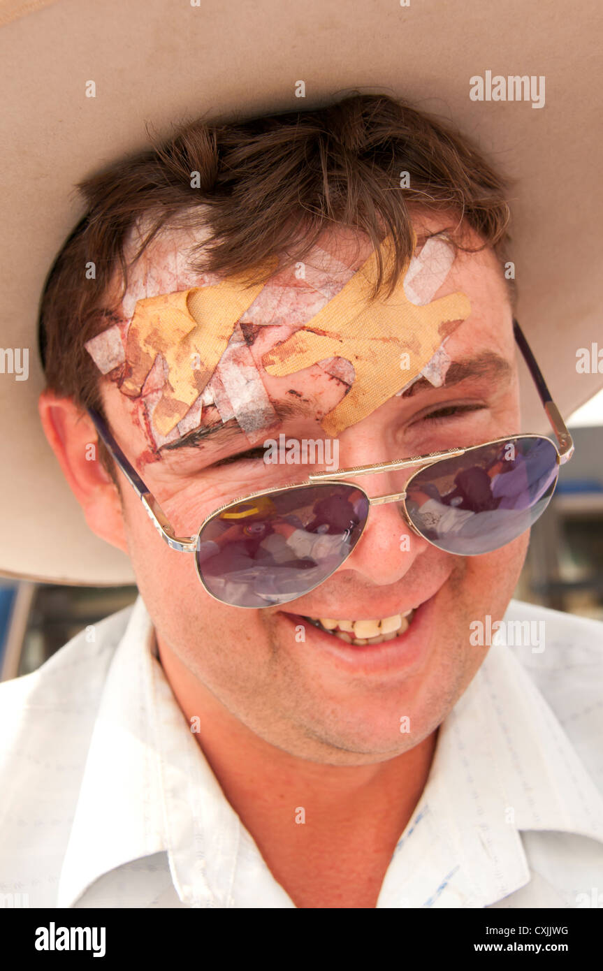 Après le bandage de cow-boy après un événement bull riding au rodéo, Bruneau, California, USA Banque D'Images