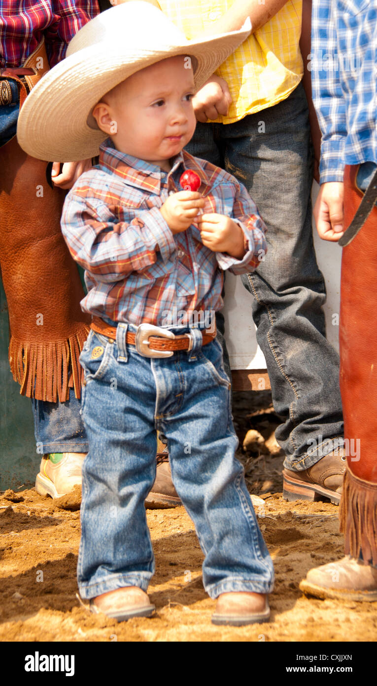 Les enfants habillés en Cowboy costume occidental sur Rodeo, Bruneau, California, USA Banque D'Images