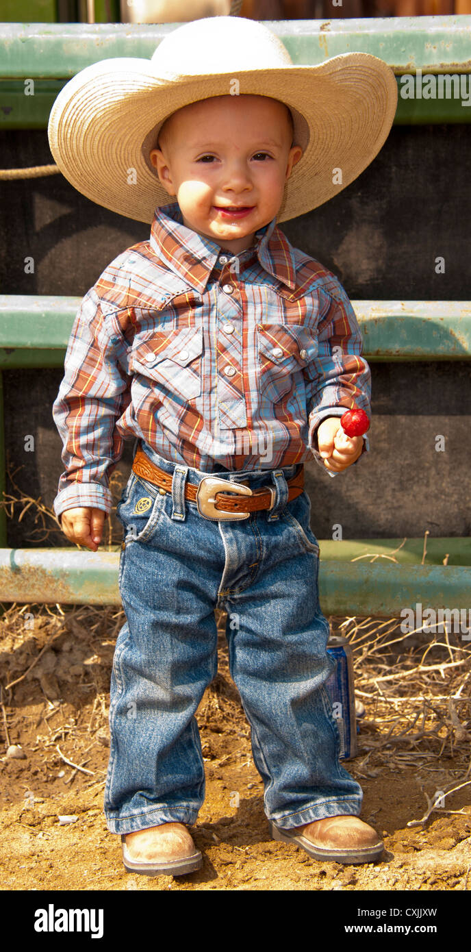 Cowboys kids habillés en tenue de l'ouest à Rodeo, Bruneau, California, USA Banque D'Images