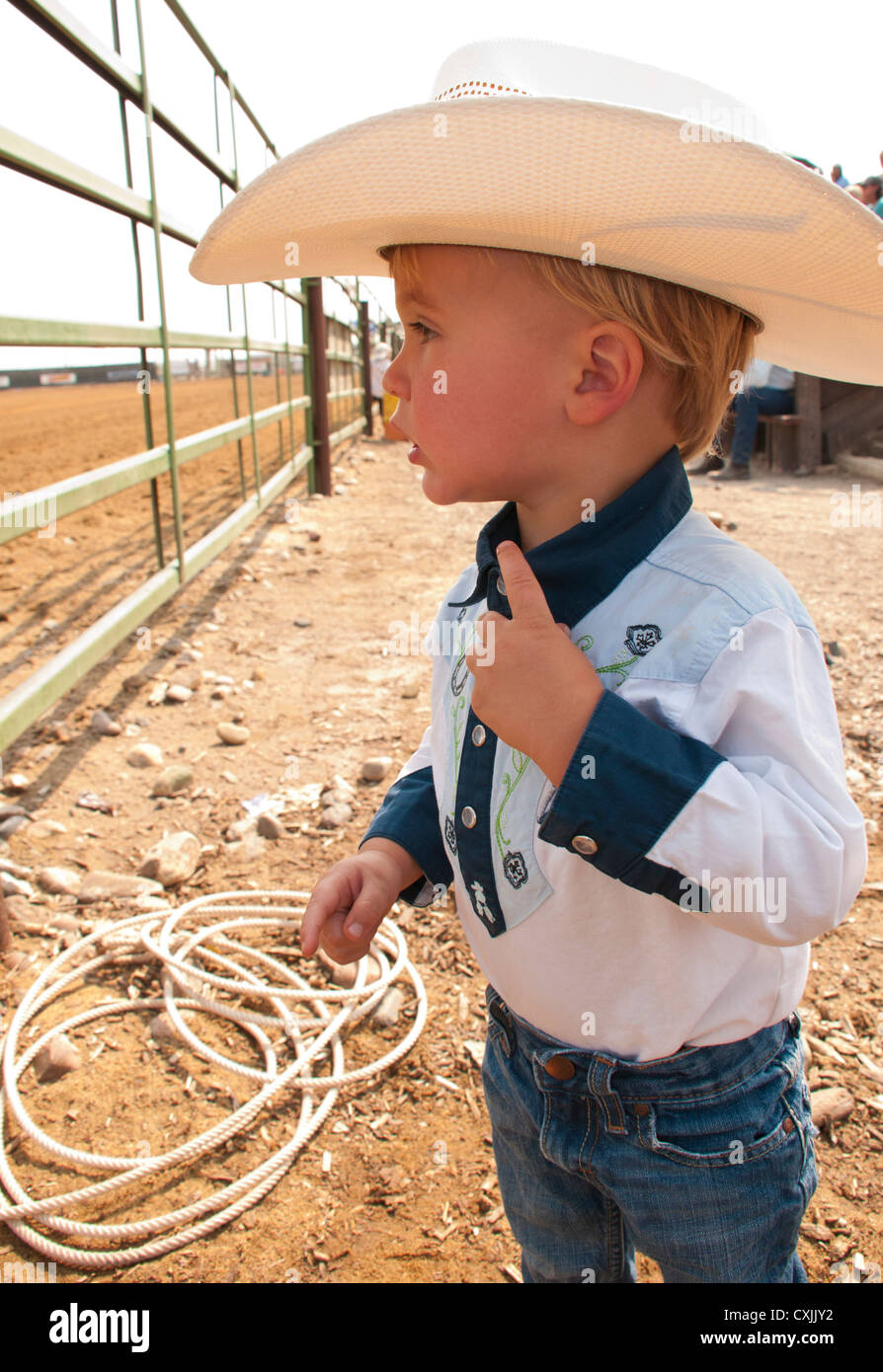 Cowboys kids habillés en tenue de l'ouest à Rodeo, Bruneau, California, USA Banque D'Images