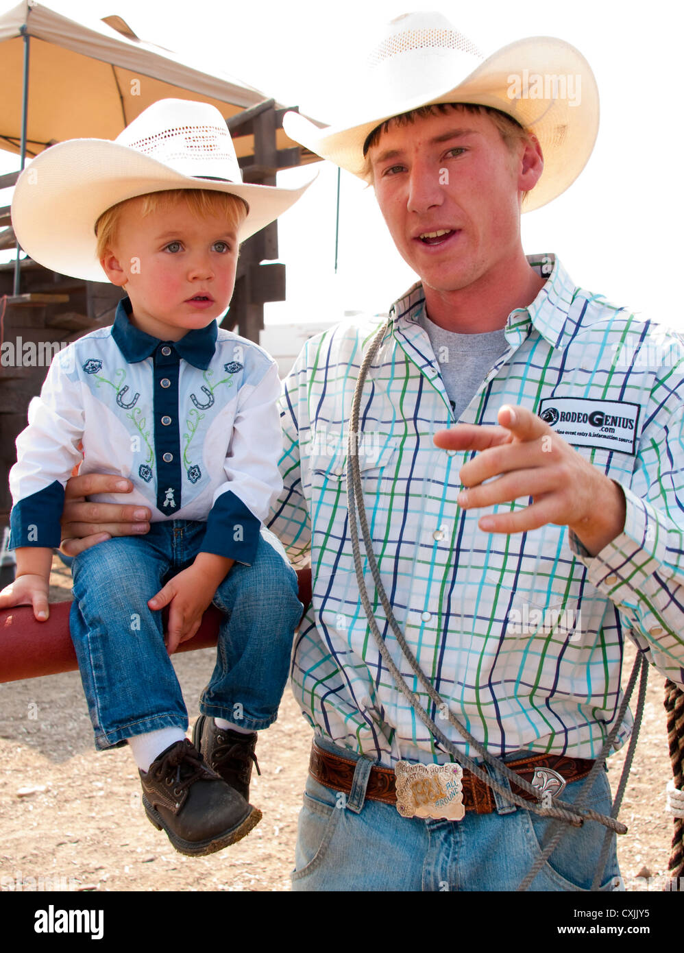Cowboys appréciant les Rodeo, Bruneau, California, USA Banque D'Images
