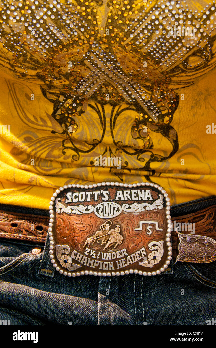 Cowgirl en tenue occidentale weaing son championnat Rodeo Buckle, Bruneau, California, USA Banque D'Images