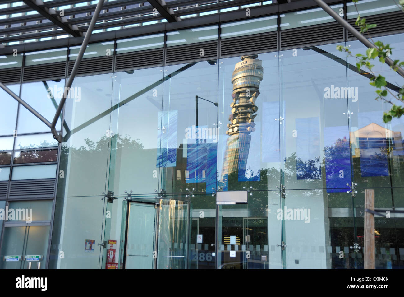 Reflet de la BT Tower dans la fenêtre de l'immeuble de bureaux, Londres Banque D'Images