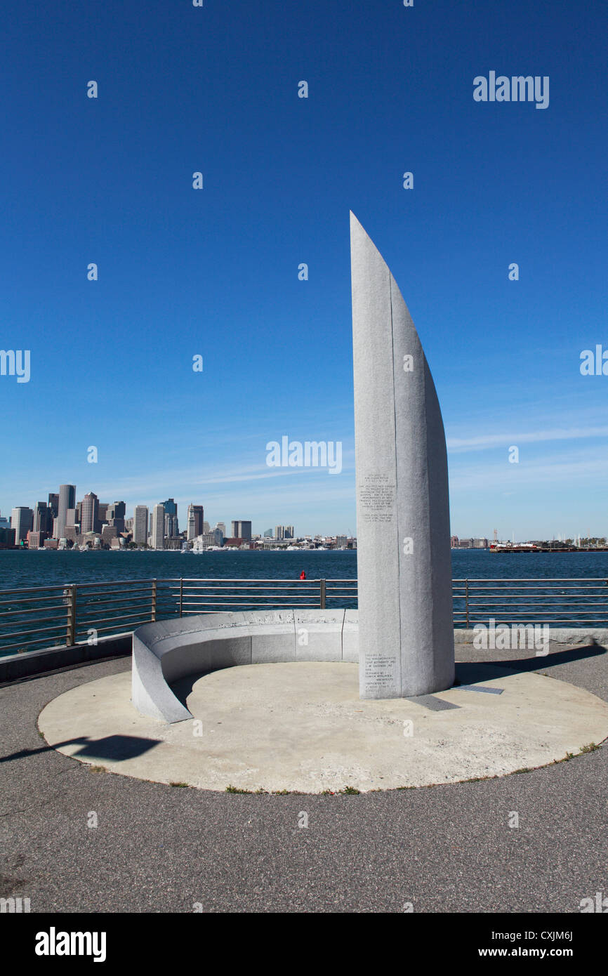 Kim Zullo Meyer Monument à East Boston Logan Airport donnant sur le centre-ville de Boston Skyline Sept 2012 Banque D'Images