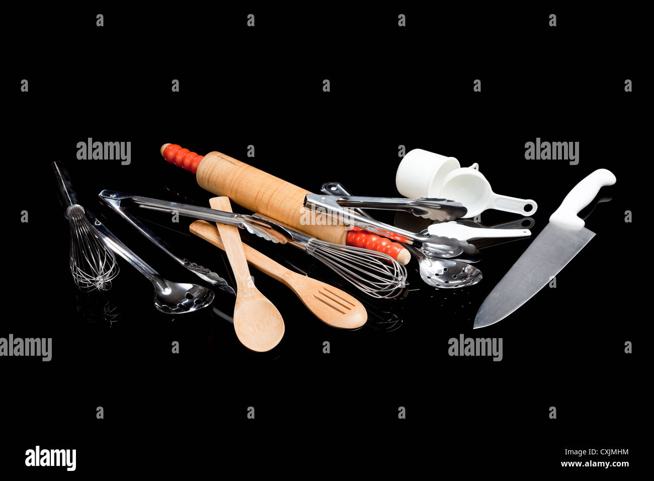 Ustensiles de cuisine sur un fond noir Banque D'Images