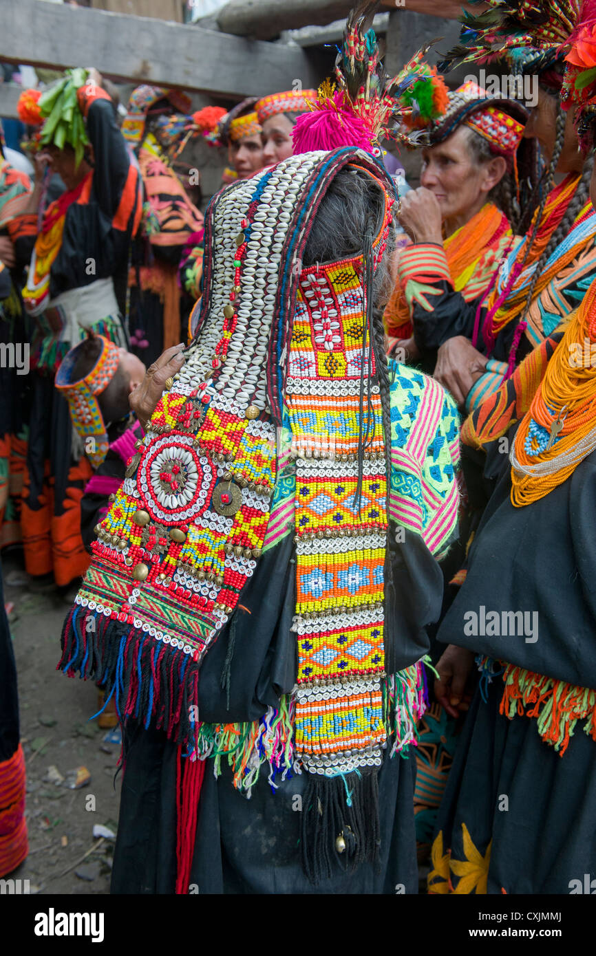 Retour d'un peuple kalash coiffure Femme montrant de perles et de cauris, au Village (Charso Anish brun), Danse des Kalash Joshi (Fête du Printemps), la vallée de Bumburet, Chitral, Khyber-Pakhtunkhwa, Pakistan Banque D'Images