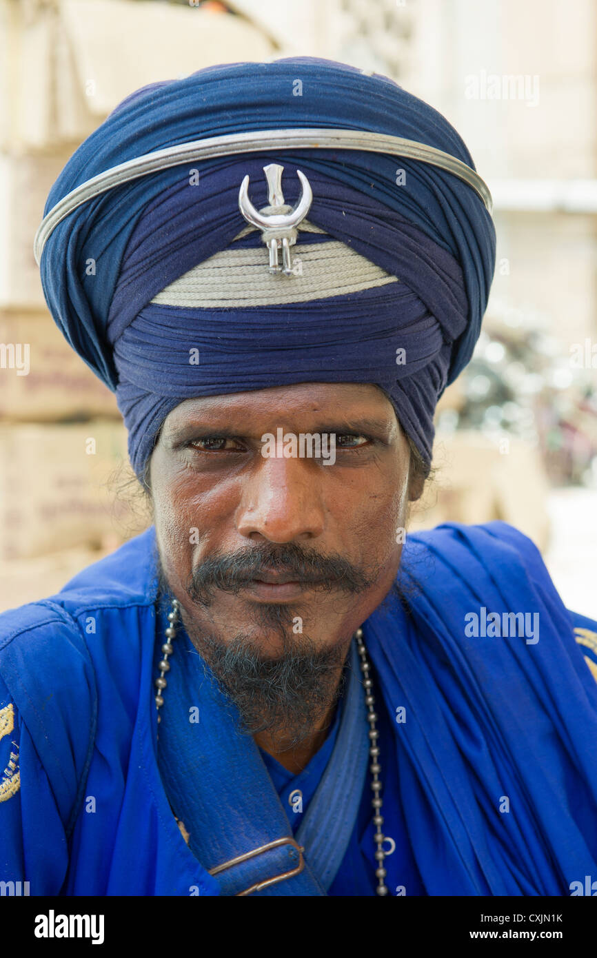 Garde Sikh sur le toit de l'Gurudwara Sis Ganj Sahib, un temple sikh de Chandni Chowk, Old Delhi, Inde Banque D'Images