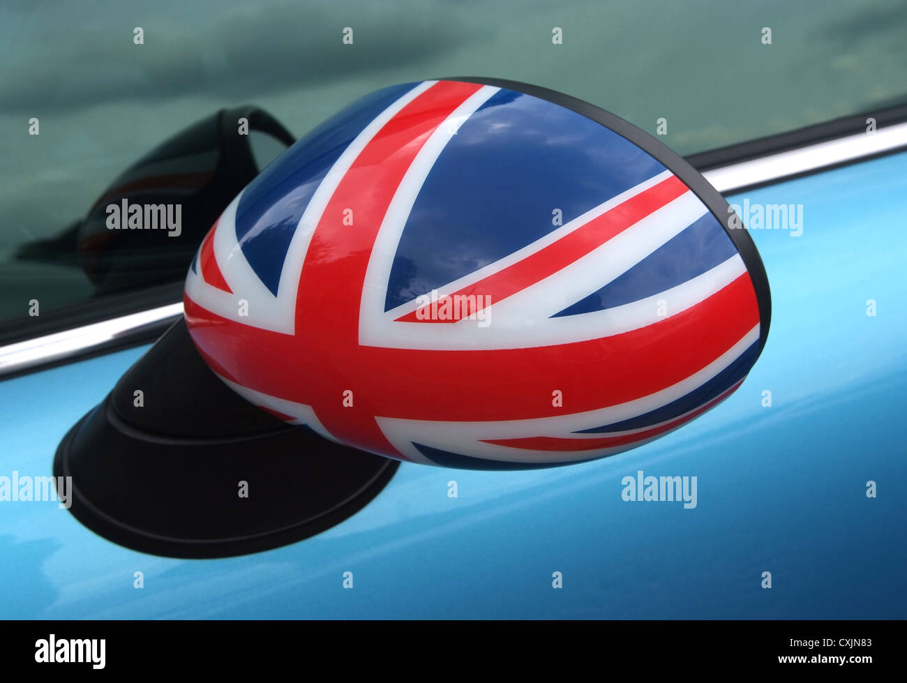 Drapeau britannique sur le rétroviseur de voiture Banque D'Images