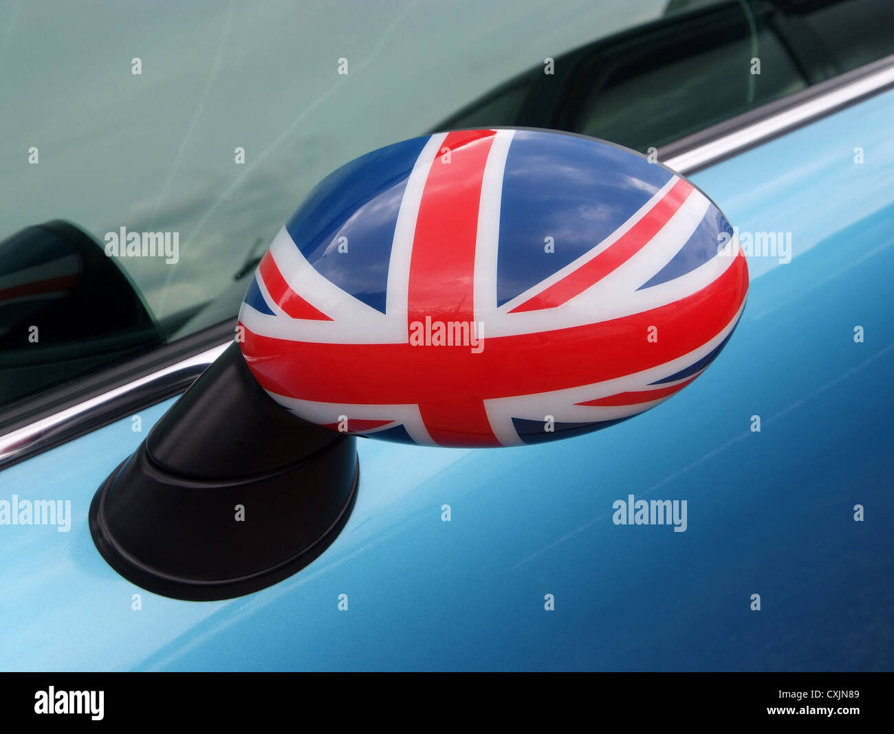 Drapeau britannique sur le rétroviseur de voiture Banque D'Images