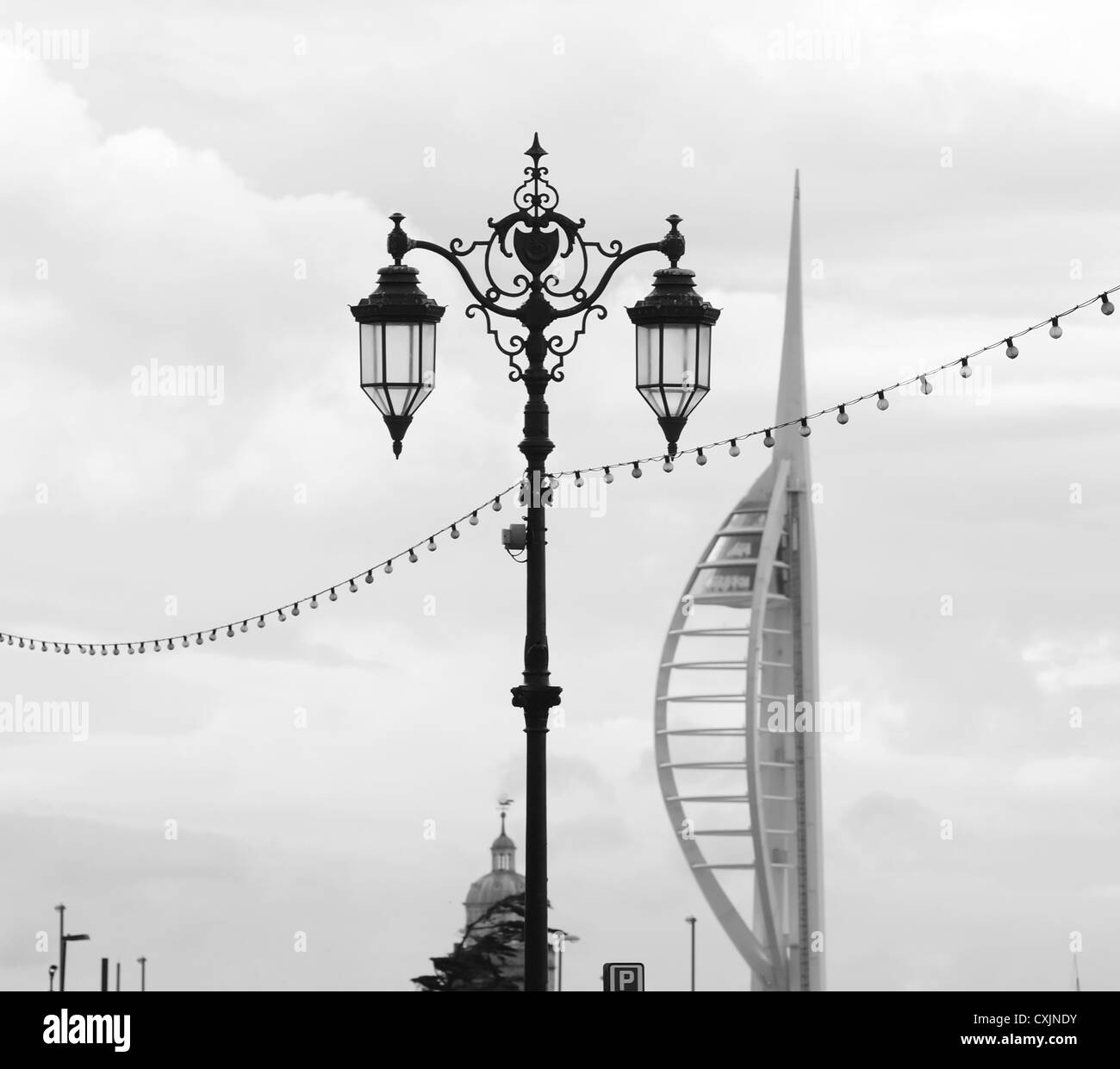 Aiguille de Portsmouth & vintage street lamp post Banque D'Images