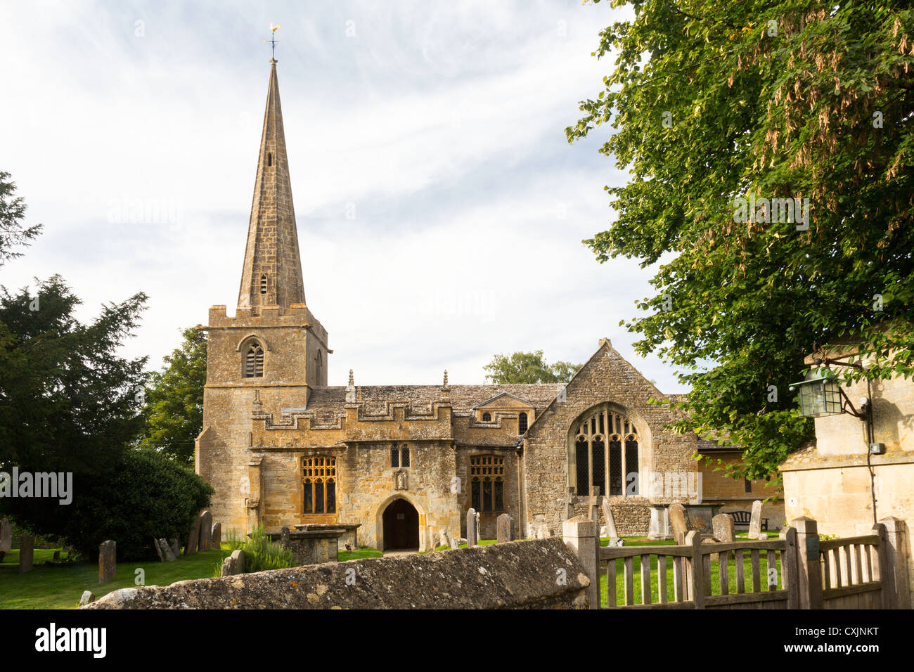 L'église paroissiale de St Michel et tous les Anges en anglais Cotswolds Banque D'Images