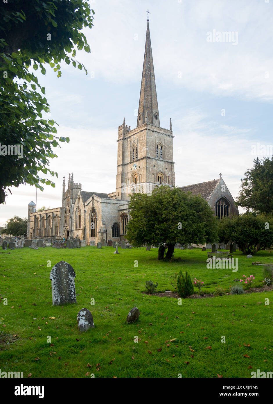St John the Baptist Church et cimetière dans la vieille ville de Burford Cotswolds Banque D'Images