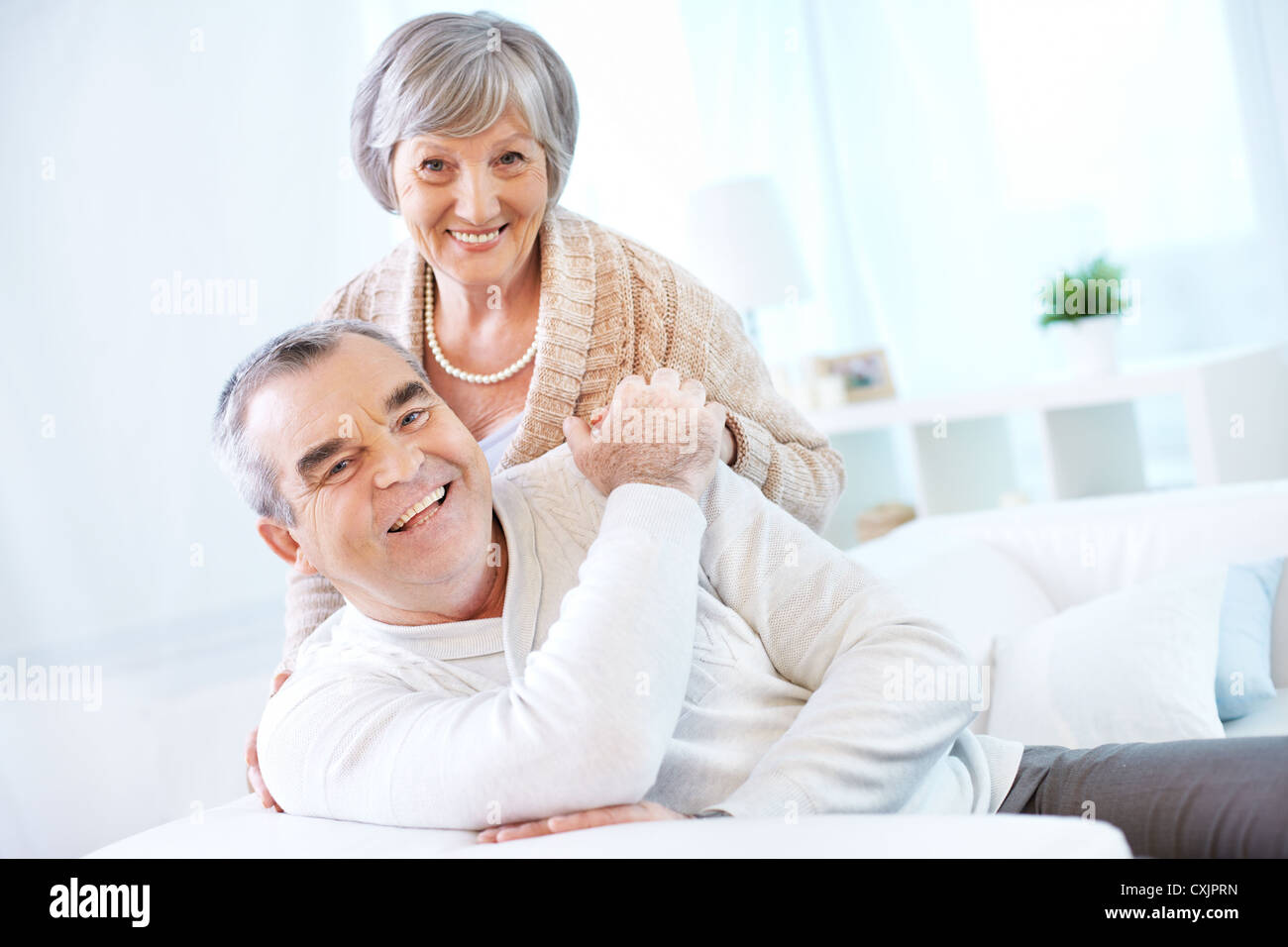 Portrait of a happy senior couple looking at camera and smiling Banque D'Images