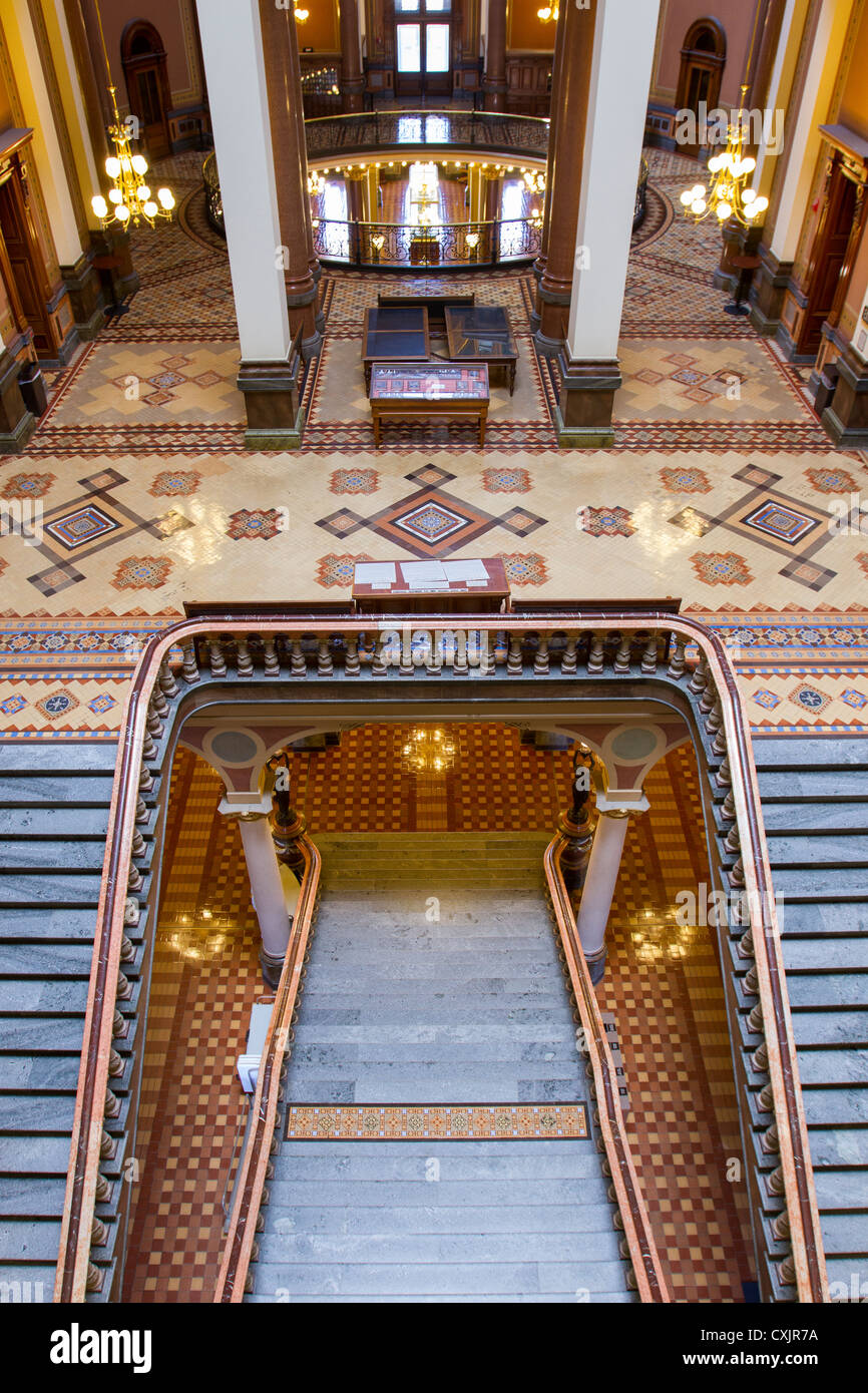 Très bel escalier et pose de carreaux menant à l'intérieur du hall en rotonde Iowa State Capitol building ou statehouse de Des Moines Banque D'Images