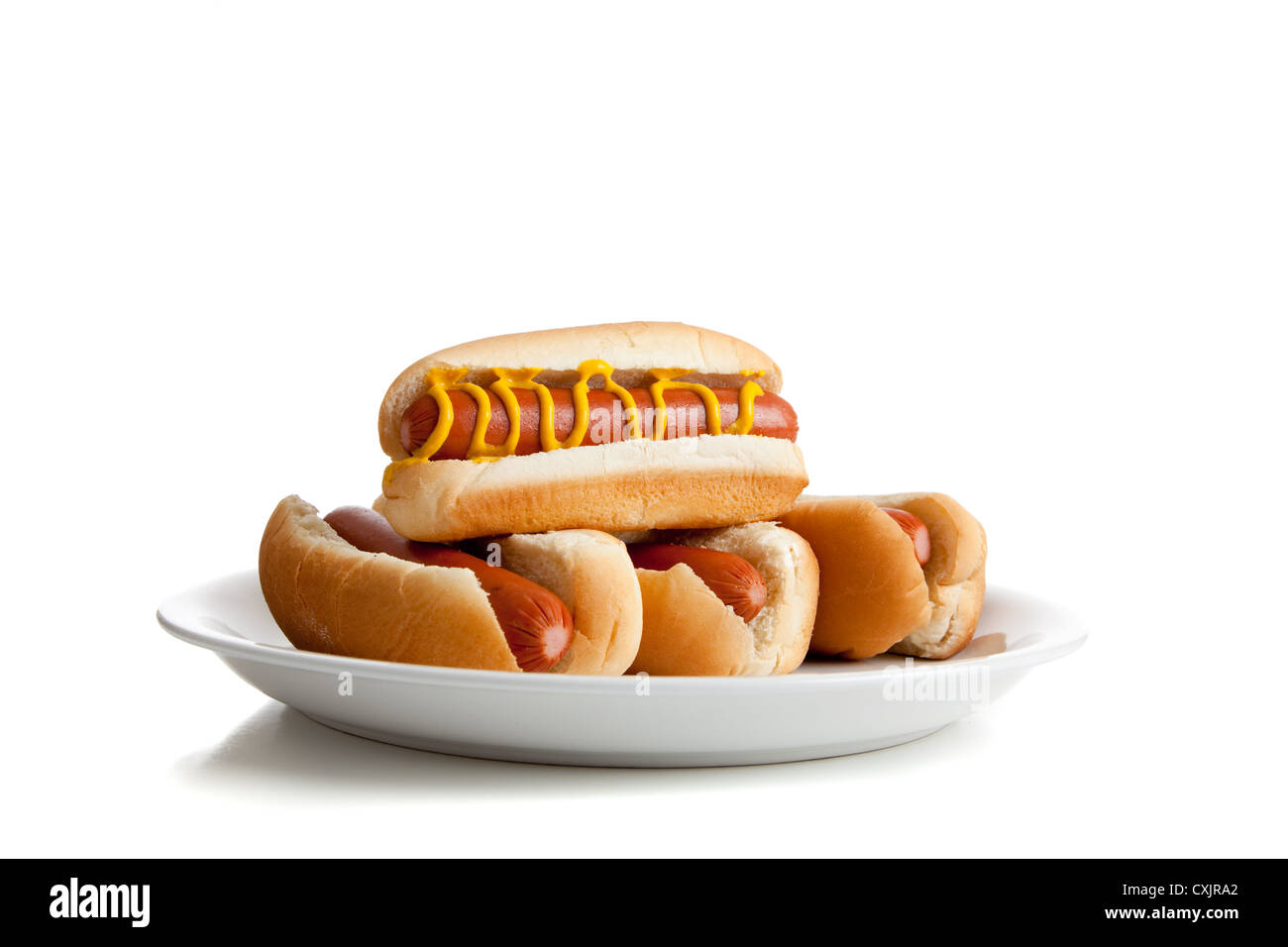 Hot dog avec de la moutarde sur une plaque blanche Banque D'Images