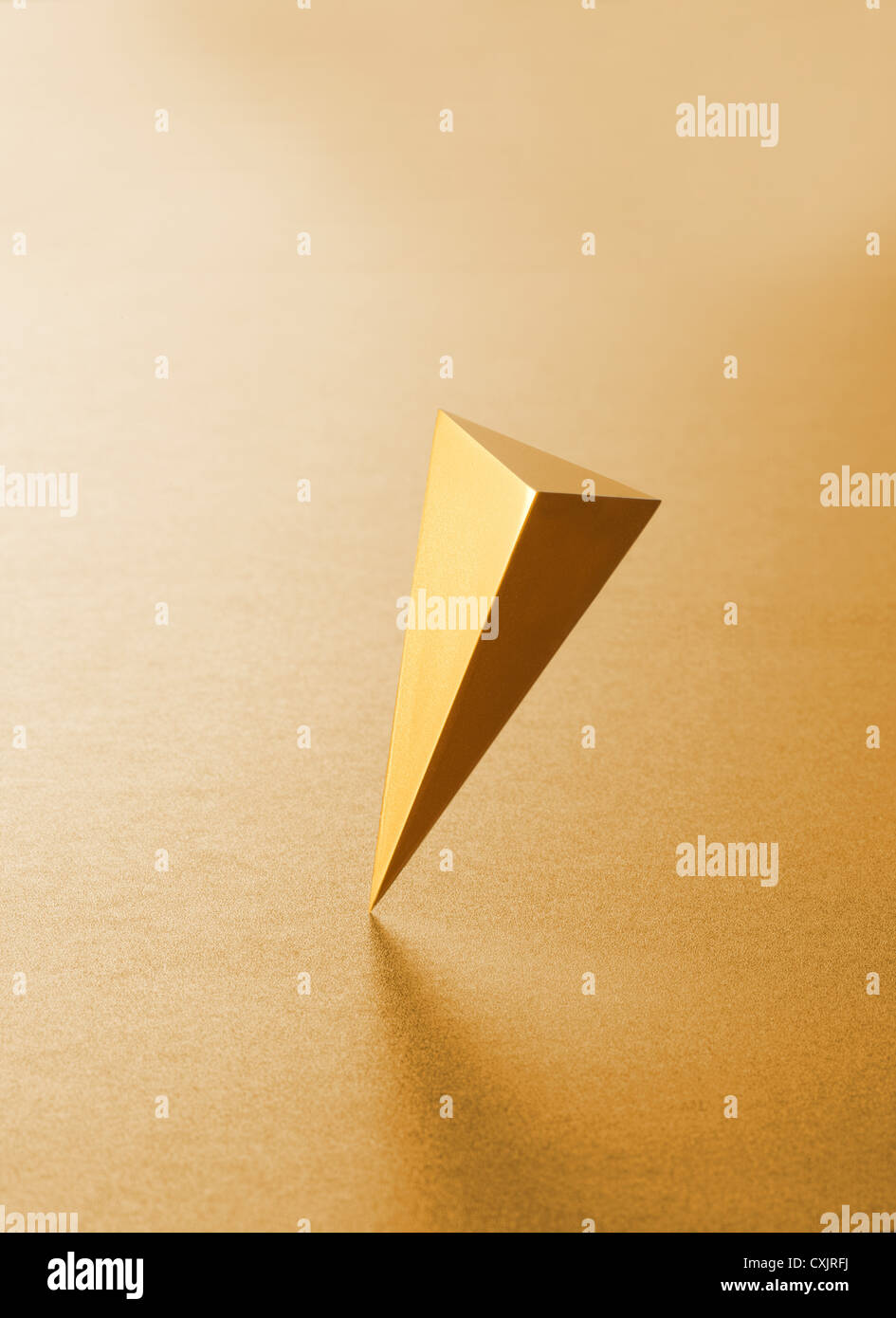 Pyramide d'or triangulaire Banque D'Images