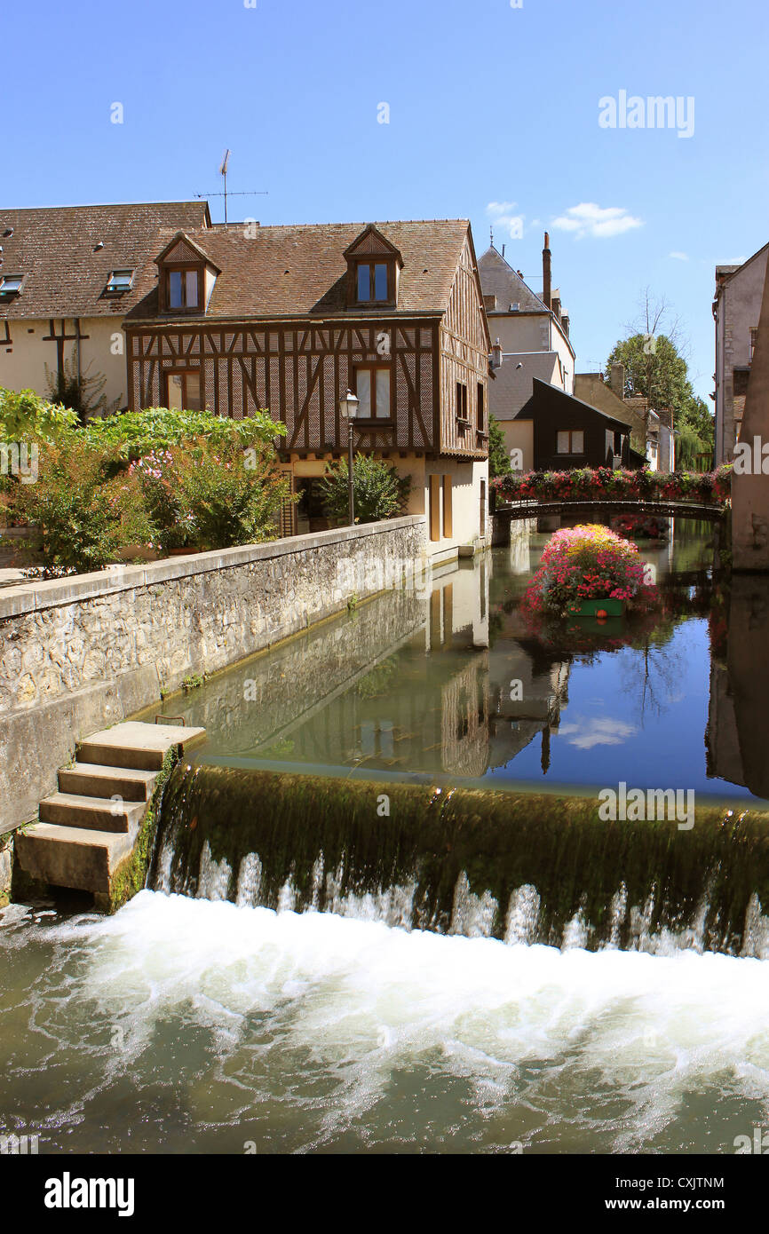 ​​On ville l'eau avec des fleurs, des ponts et des maisons médiévales medieval Banque D'Images