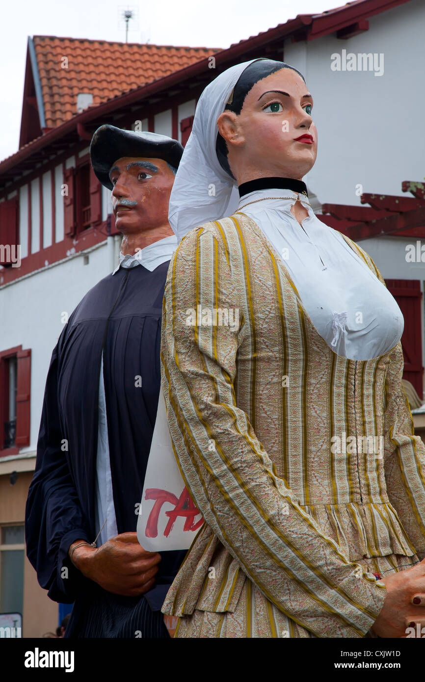 Géants Festival des poupées traditionnelles. Cambo-les-Bains, en Labourd, Pyrénées-Atlantiques, France. Banque D'Images
