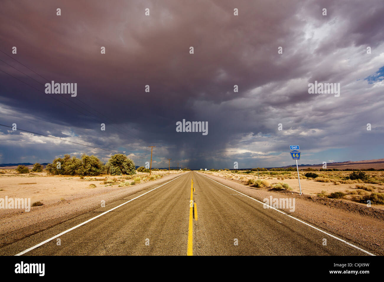 L'historique route 66 road désert et signer en Californie, USA Banque D'Images