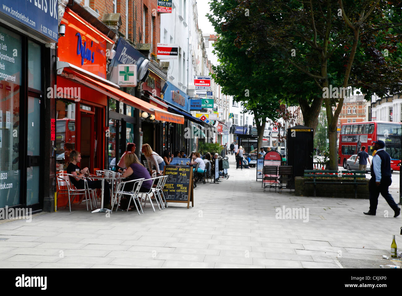 Défilé des cafés et magasins sur West End Lane à West Hampstead, Londres, UK Banque D'Images