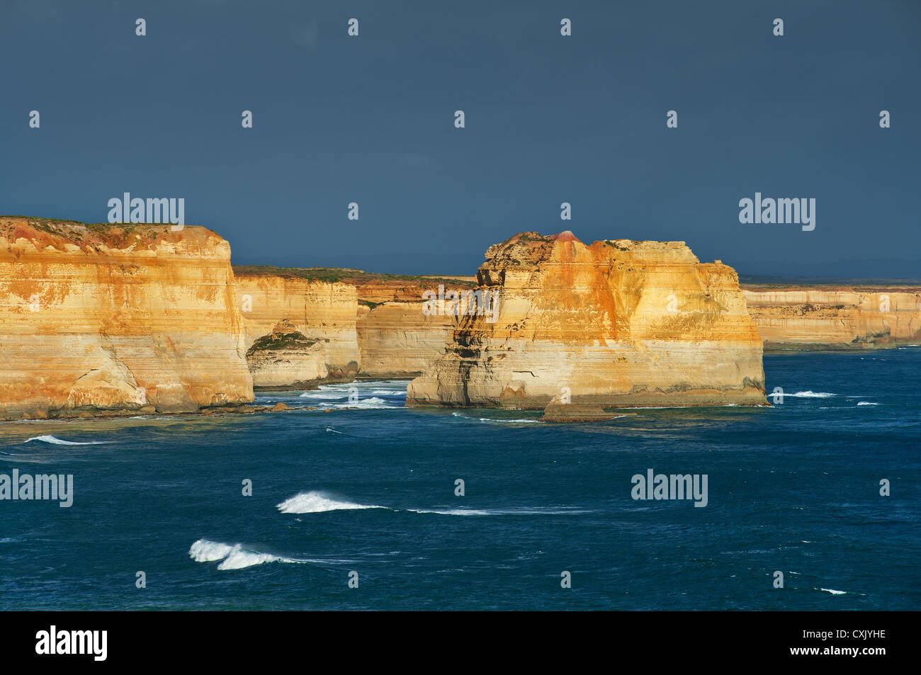 La sentinelle brille sous un orage imminent sur la célèbre Great Ocean Road. Banque D'Images