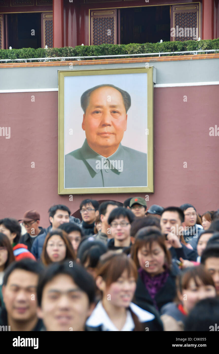 La foule des visiteurs de quitter la cité interdite sous le regard de mao Banque D'Images