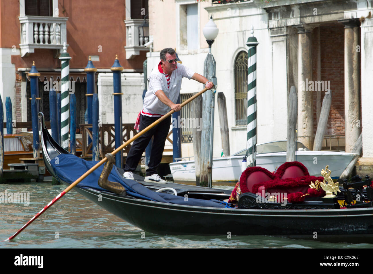 Gondolier propulsant une gondole à Venise, Italie Banque D'Images