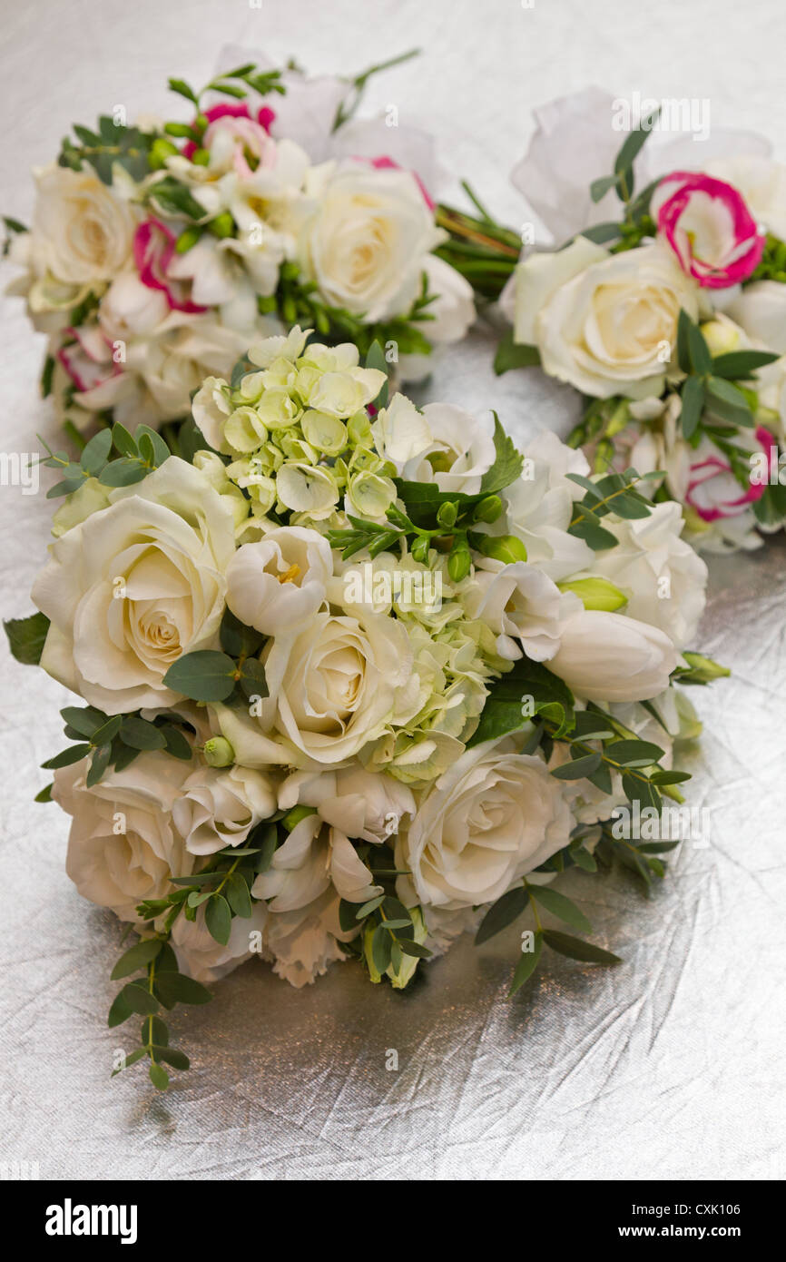 Bouquets de mariée sur un fond argenté Banque D'Images