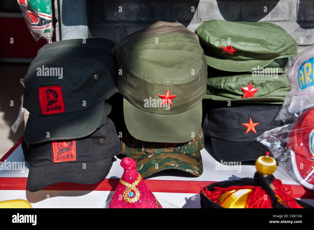Chapeaux de style communiste souvenirs, Beijing Banque D'Images